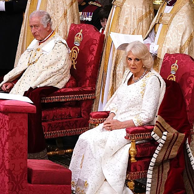 La reina Camila y el Rey Carlos III en su coronación.