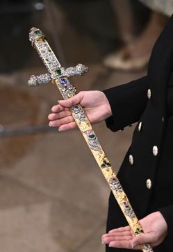 Imagen secundaria 2 - Diferentes símbolos de la coronación: el anillo, las espuelas y la espada.