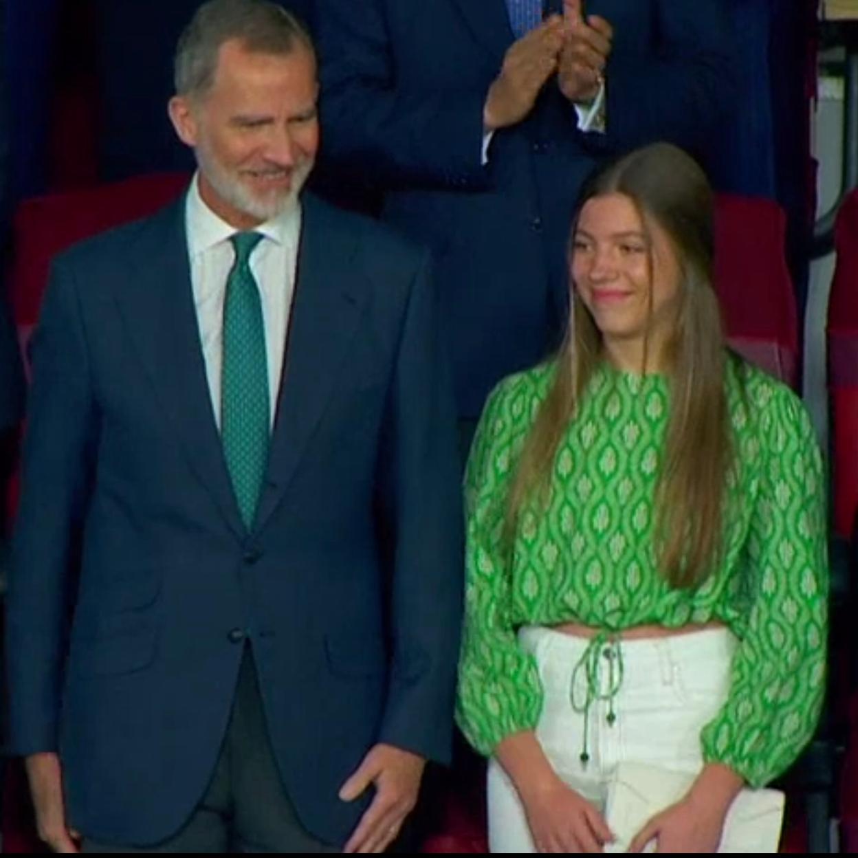 La infanta Sofía con su padre en la final de la Copa del Rey en Sevilla. 
