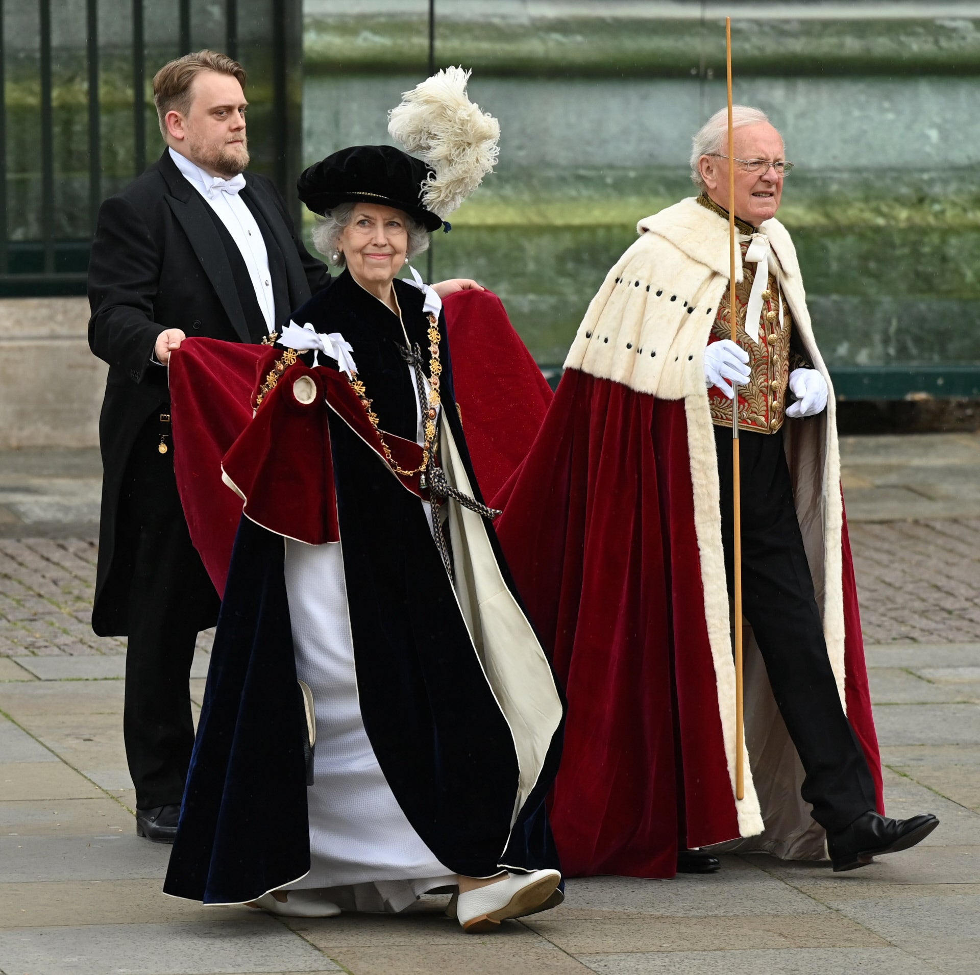 La Baronesa Elizabeth Manningam-Buller, con el traje de la orden de la Jarretera.