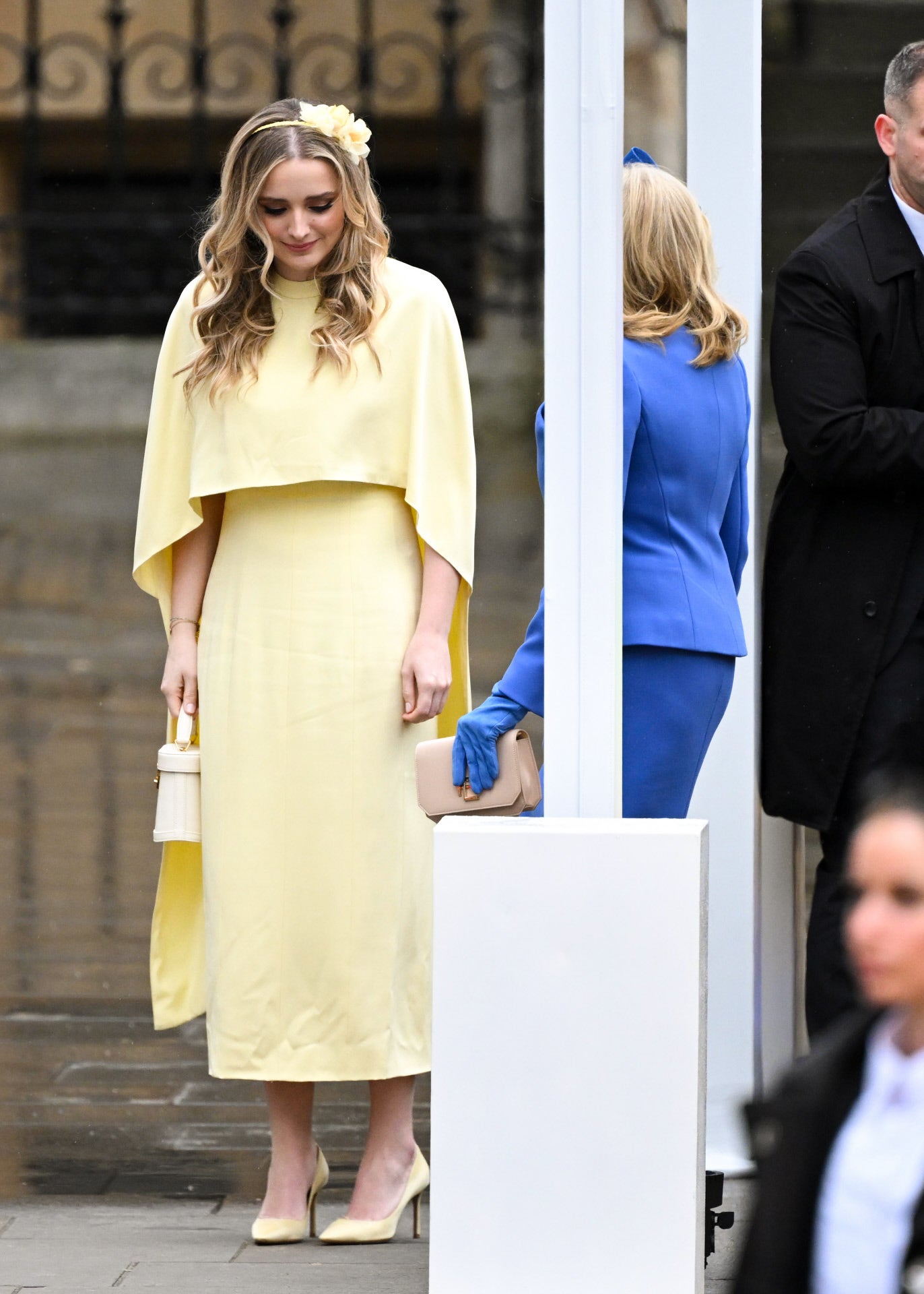 La hija del matrimonio presidencial de EE.UU., Finnegan Biden, elegantísima de amarillo en la coronación de Carlos III. Ha sido la acompañante de su madre, la primera dama Jill Biden.