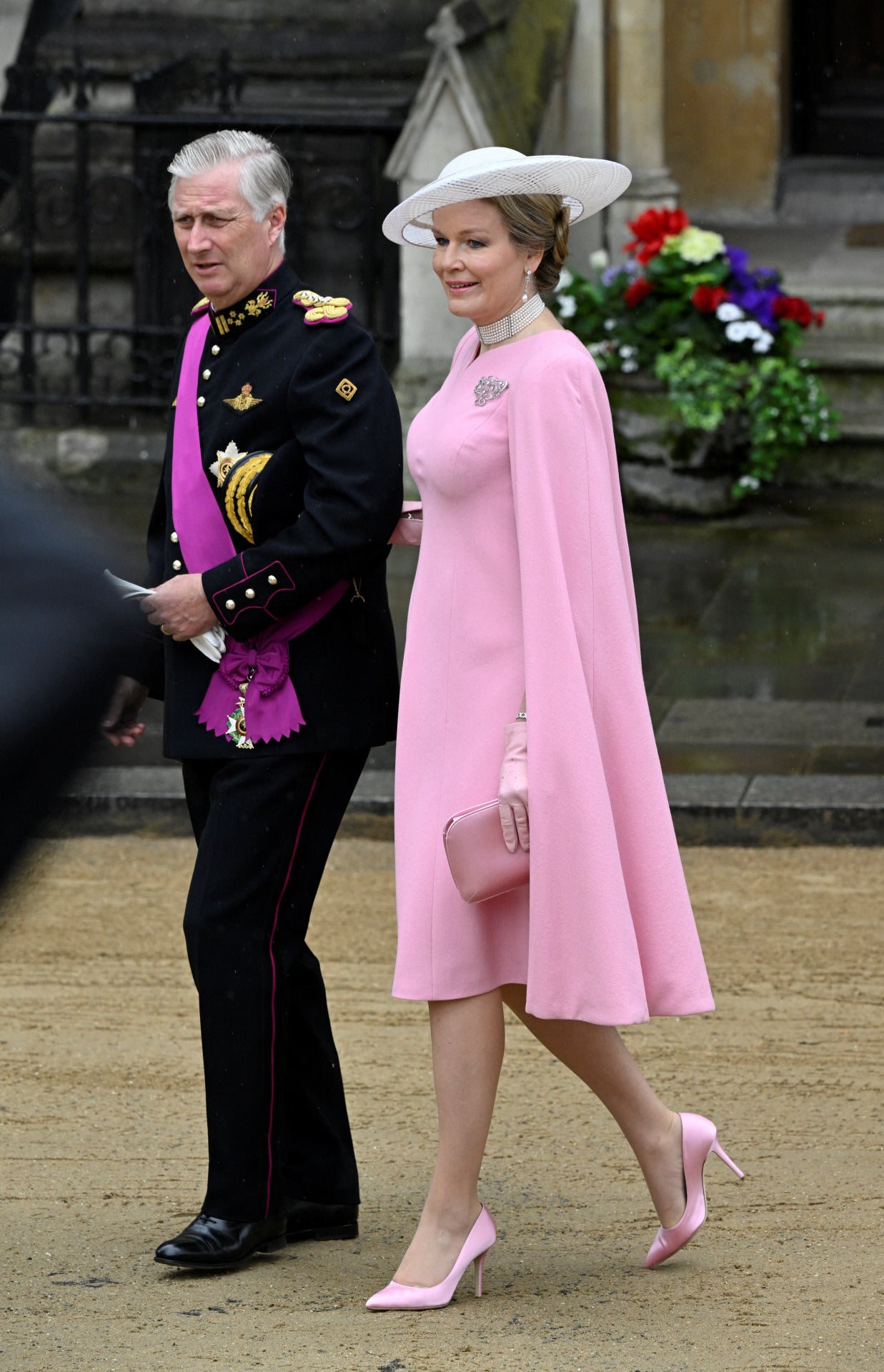 Matilde de Bélgica, con un look muy Máxima de Holanda, con vestido rosa con capa.