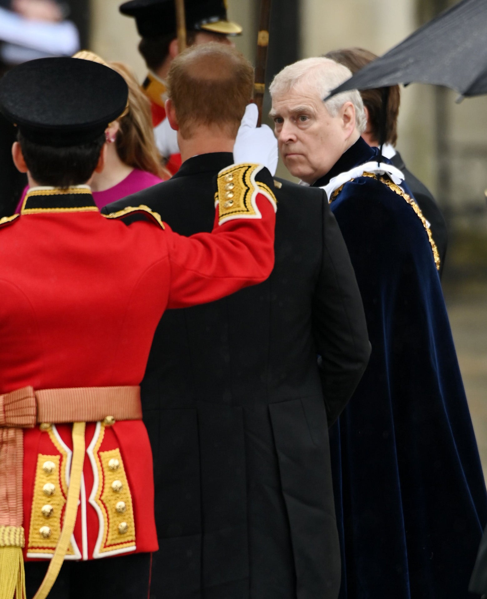 De espaldas, el príncipe Harry, sin Meghan Markle, junto al príncipe Andrés.