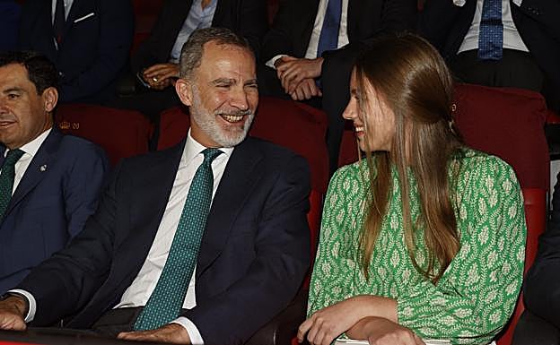 La infanta Sofía y su padre, Felipe VI, mientras suena el himno de España al comienzo del partido. 