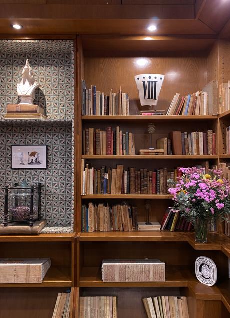 Imagen - La decoración de Abanuc mezcla la madera con detalles de espejos, flores y ediciones antigüas de libros.
