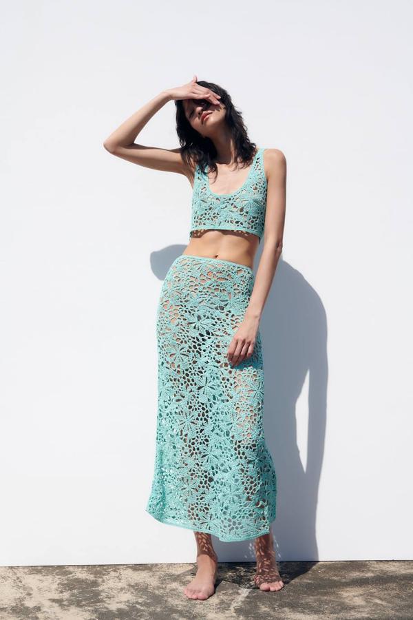 Conjunto de crochet con crop top de tirantes y falda midi, en azul claro, de Zara. Hazte con él por 19,95 euros y 29,95 euros.