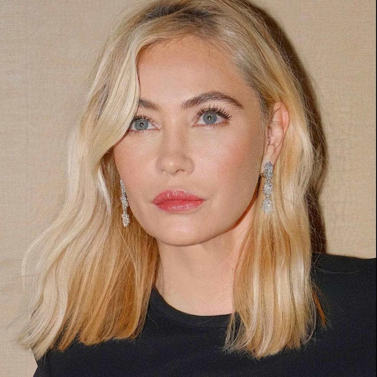 Emmanuelle Béart con mirada joven