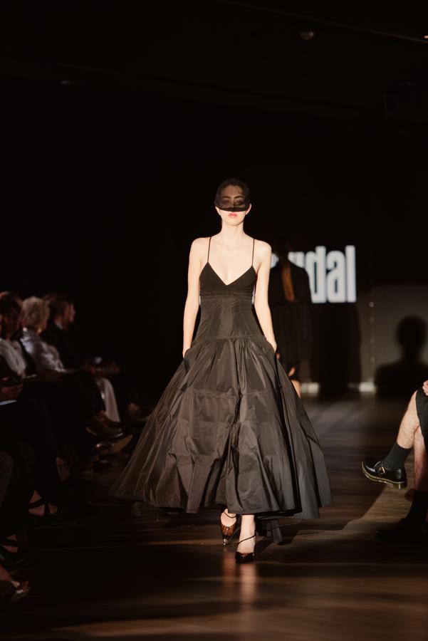 Los grandes volúmenes, las transparencias y la pedrería fueron los máximos imperantes del desfile. 