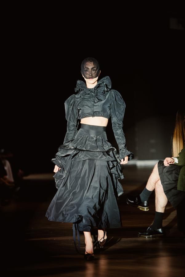 Incluso los tocados en forma de velo consiguen una estética rock-chic.