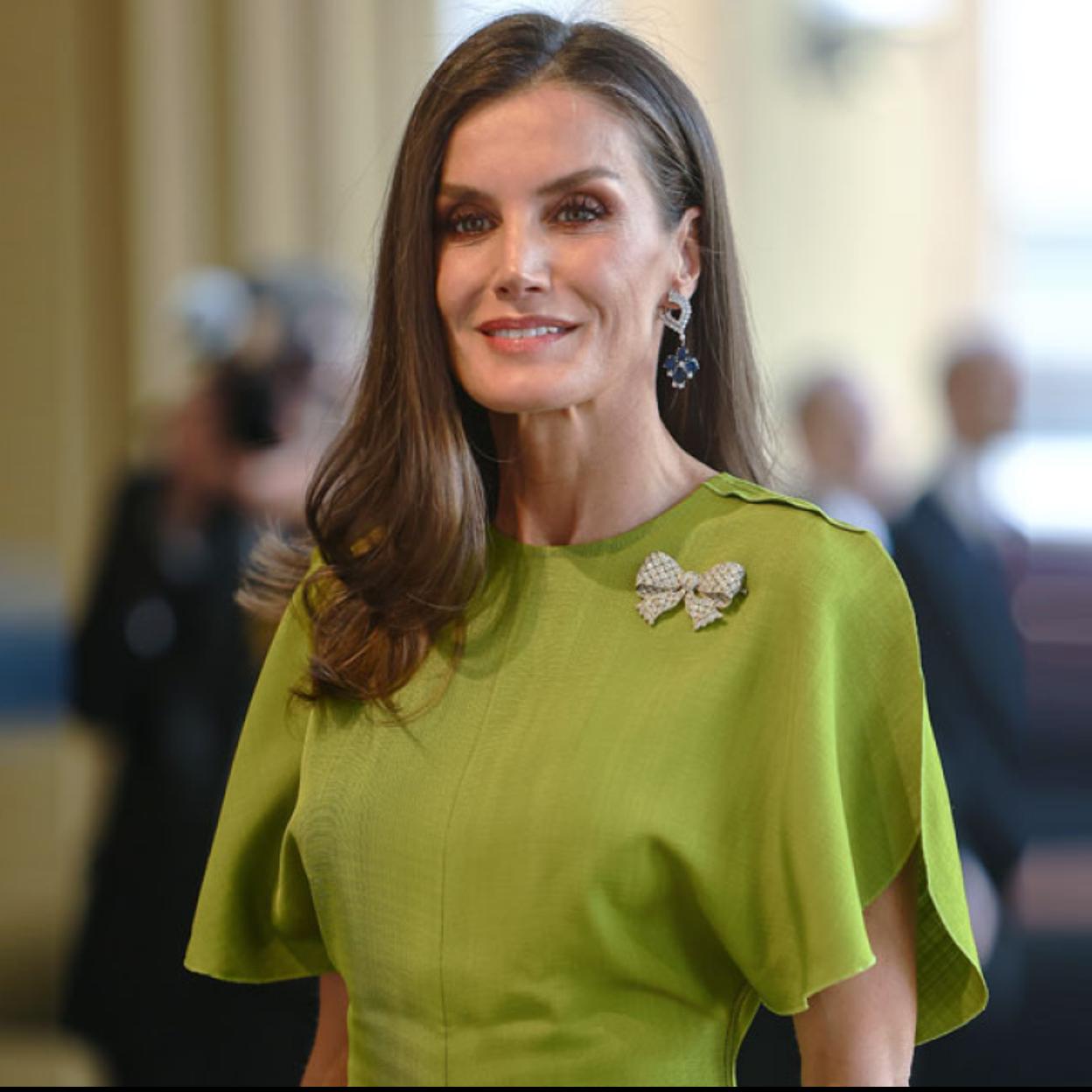 La reina Letizia cuenta con un activo de comunicación que está fuera del alcance de Juan Carlos I: la relevancia pública de su impecable estilo e imagen.