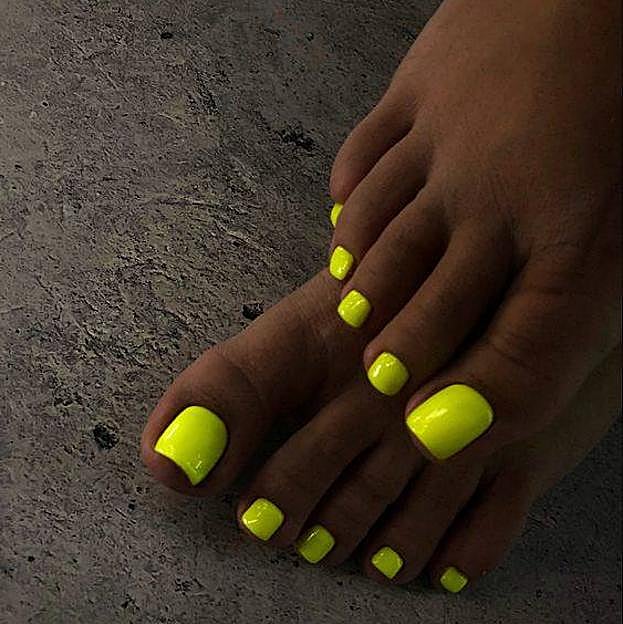 Uñas de pies en tonos neón