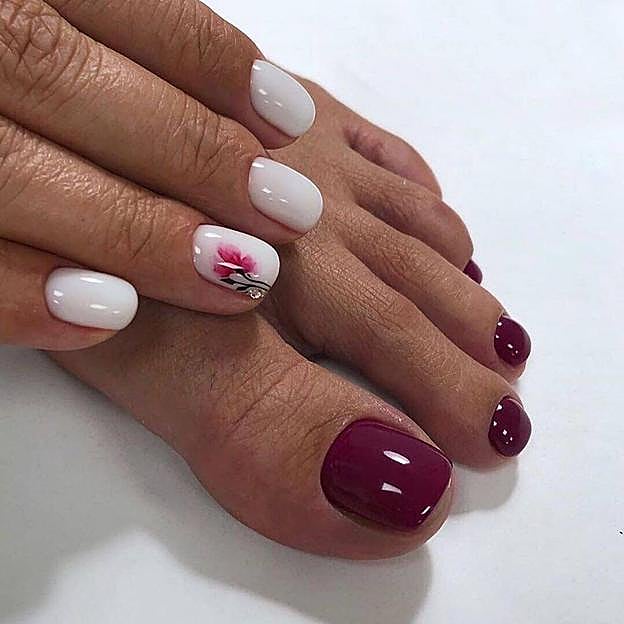 Color de uñas para pies tendencia Viva Magenta