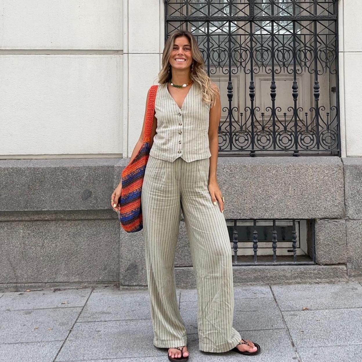 La influencer Sara Baceiredo con sandalias planas de Mango.