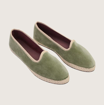 Imagen secundaria 1 - La chaqueta de Zara, las slipper de Flabelus y los pantalones de Mango.