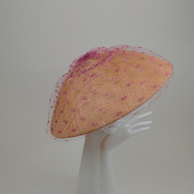 El diseño ha sicdo creado en exclusiva para la reina con hormas y herramientas de la sombrerería tradicional.