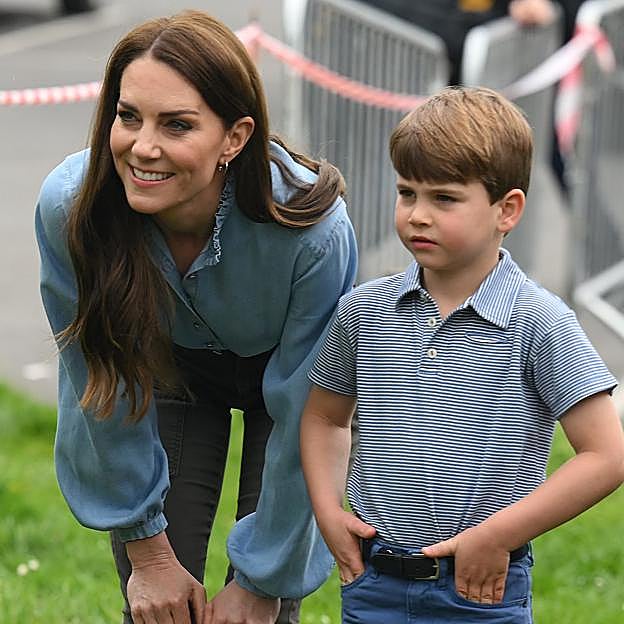 Los botines cómodos que ha llevado Kate Middleton están en Decathlon: ficha su look informal con camisa vaquera