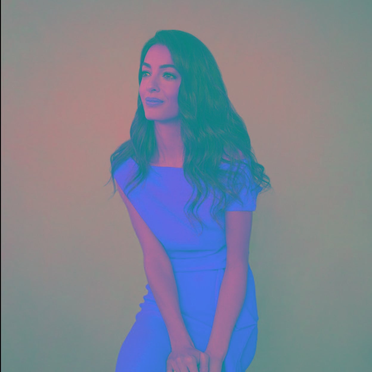 Amal Clooney posa para Cartier en el anuncio de su colaboración como primera voz del proyecto Cartier Women's Initiative.