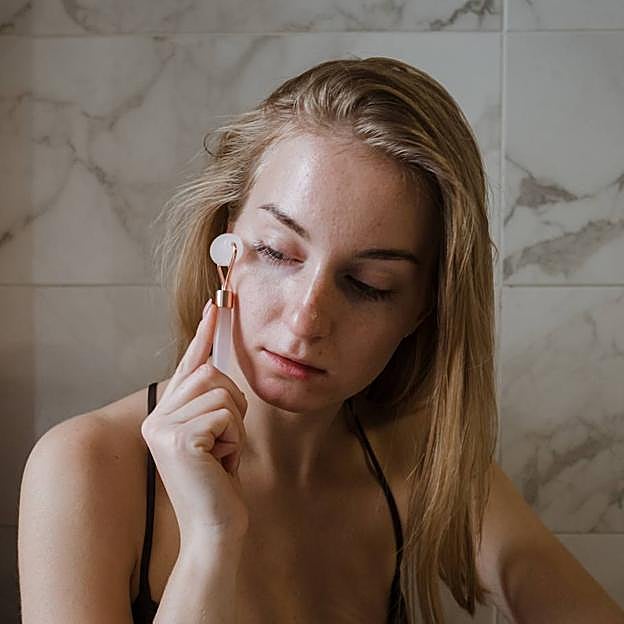 Masaje para bolsas y ojeras con rodillo de jade