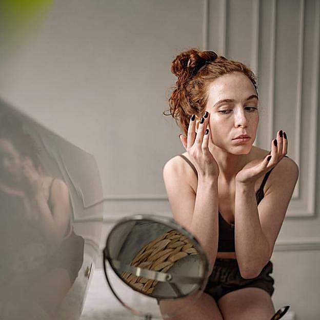 Modelo haciendo masaje para drenar bolsas