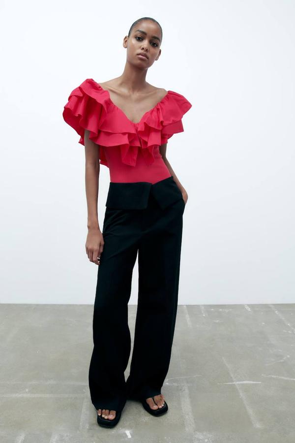 Top con escote de pico, manga sisa y detalle de maxi volantes, tono fucsia, de Zara. Está disponible por 17,95 euros.