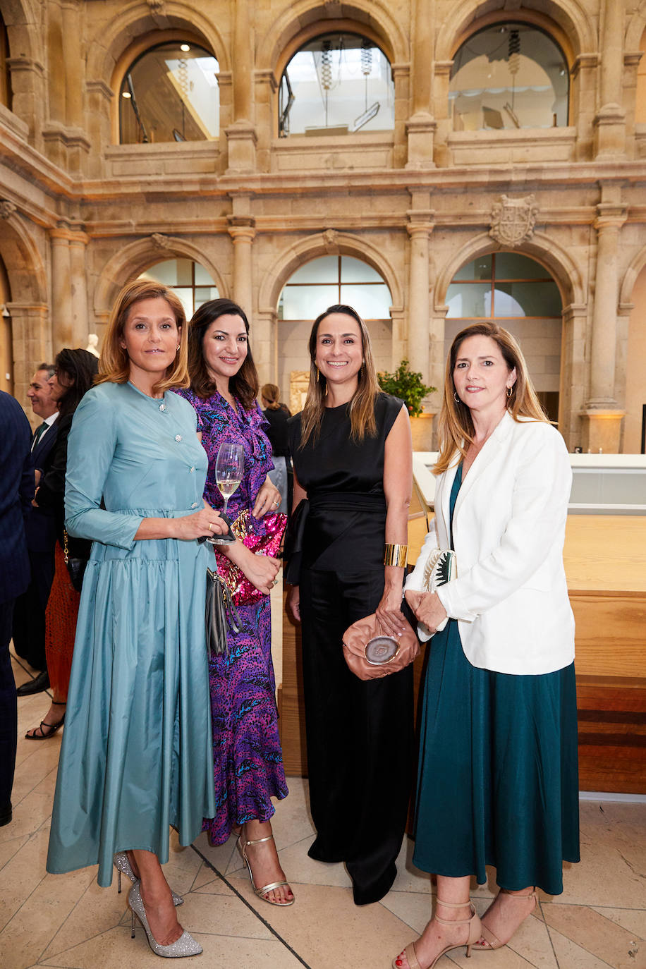 Equipo Santander España con Ainhara Viñaras, de Shiseido.