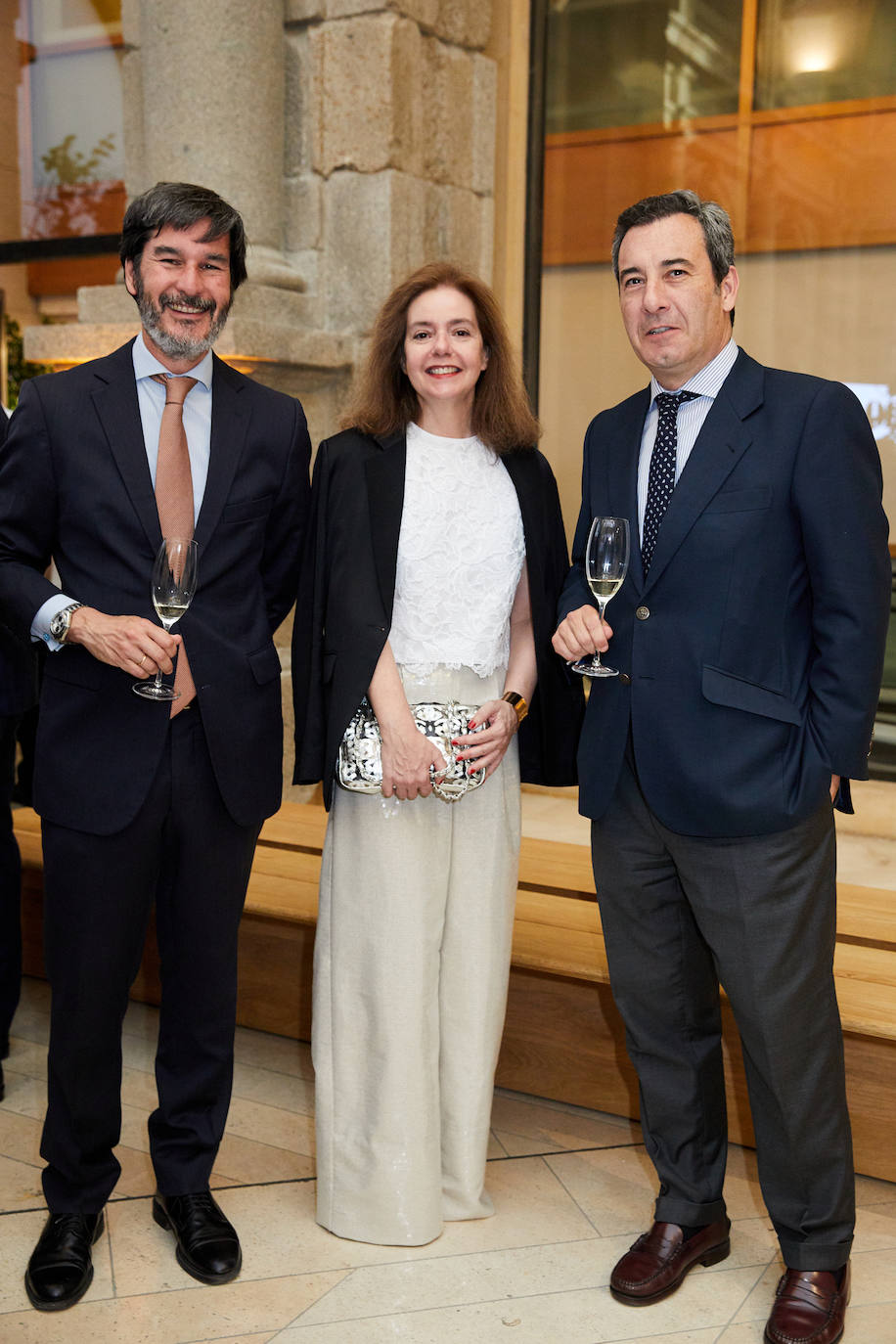 Bernabé Mohedano, de Santander España; Lourdes Garzón, directora de Mujerhoy y Alfredo Jiménez-Millás, director de Relaciones Institucionales. 