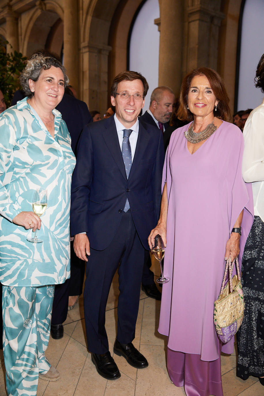Pepa Muñoz, con José Luis Martínez Almeida, alcalde de Madrid, y Ana Botella.