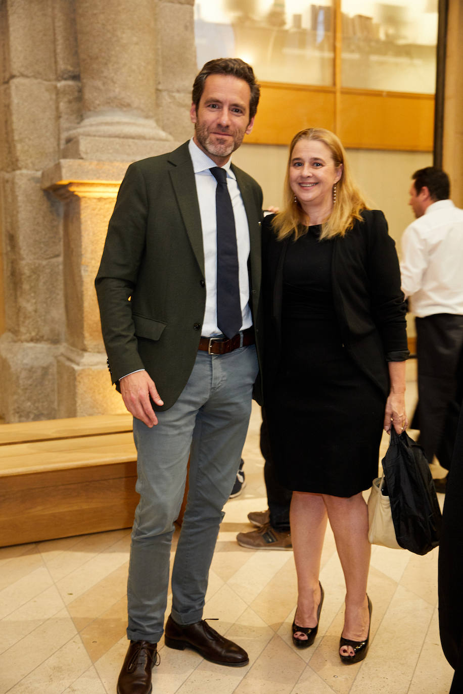 Borja Sémper con Natividad Calvente, de Novartis.