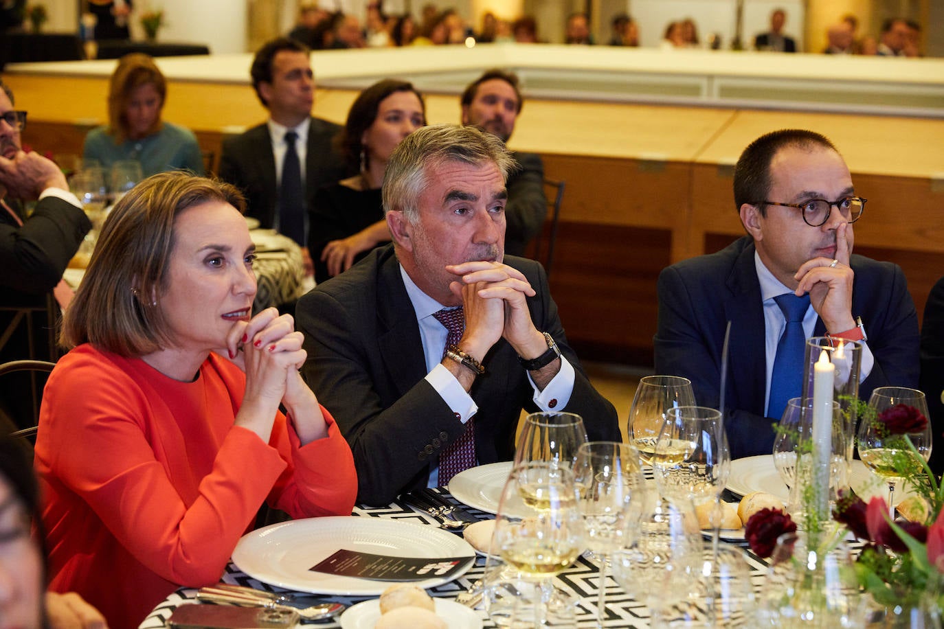 Iñaki Arechabaleta, junto a Cuca Gamarra y Pedro Calvo.