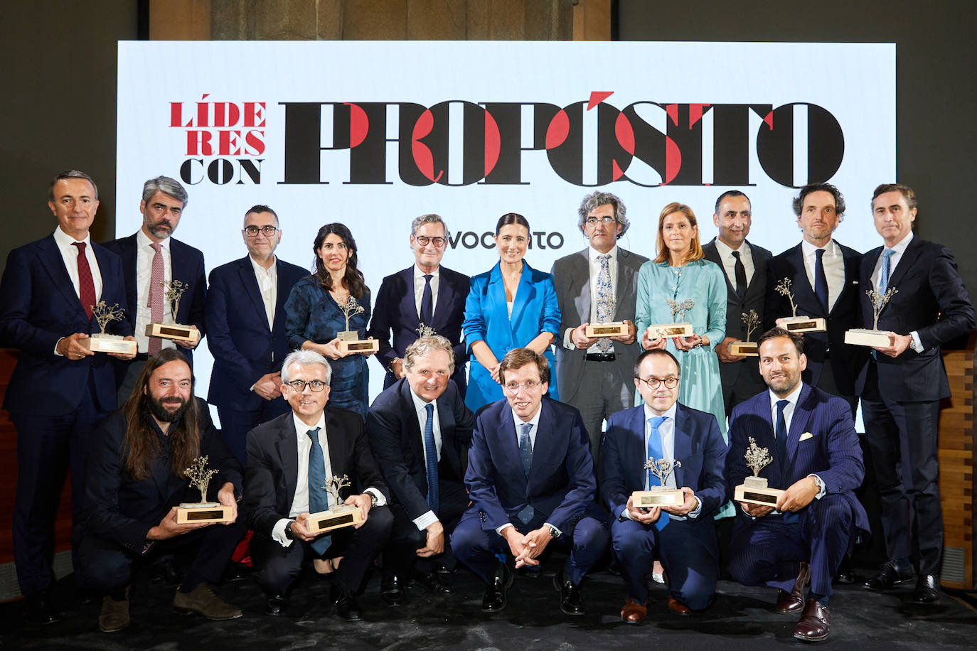 De izquierda a derecha, en la fila superior, Enrique Polo De Lara, CEO de Salesforce Iberia; Luis Enríquez, CEO de Vocento; Vala Afshar, Chief Innovation Evangelist Officer de Salesforce; Cristina Salmerón, directora de marca de Grupo Iberostar; Jaume Miquel, presidente y CEO de Tendam; Samary Fernández Feito, directora general de área de Lujo, Estilo de Vida y Revistas de Vocento; Juan Abarca Cidón, presidente de HM Hospitales; Marina Peña, directora de Marketing de Santander España; Nurettin Acar, CEO y CSO de IKEA en España; Eduardo Petrossi, consejero delegado de Mahou-San Miguel; y Juan Alonso de Lomas, CEO de L’Oréal España. Debajo, Alfonso González, CSO de Havas Media Group; Jesús Ponce, presidente de Novartis España; Ignacio Ybarra, presidente de Vocento; José Luis Martínez-Almeida, alcalde de Madrid; Pedro Calvo, director de comunicación de Telefónica España; y Erwan de la Villéon, CEO de Puy du Fou España.