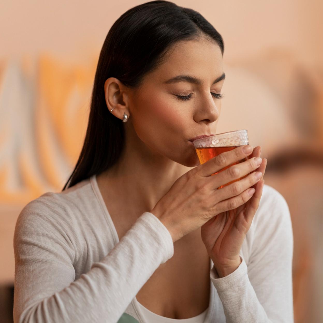 Mujer tomando una taza de infusión. 