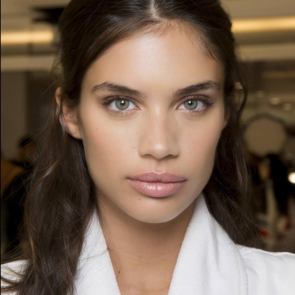 La modelo Sara Sampaio con piel limpia