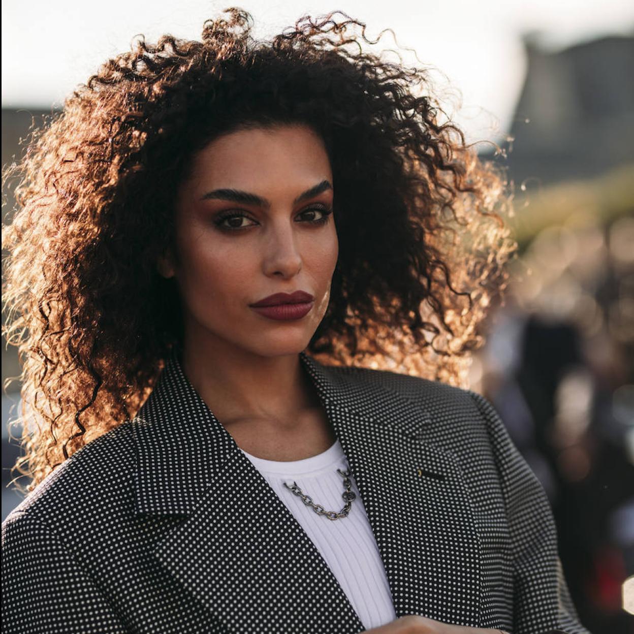 Modelo con pelo rizado