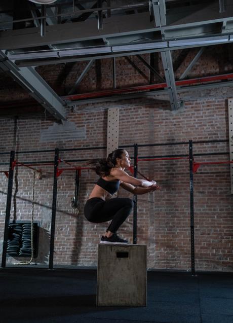 Imagen - Mujer haceindo sentadillas/PEXELS