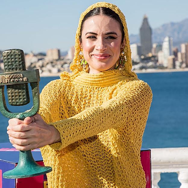 Blanca Paloma, con el micrófono que le dio el pasaporte para Eurovisión 2023. 