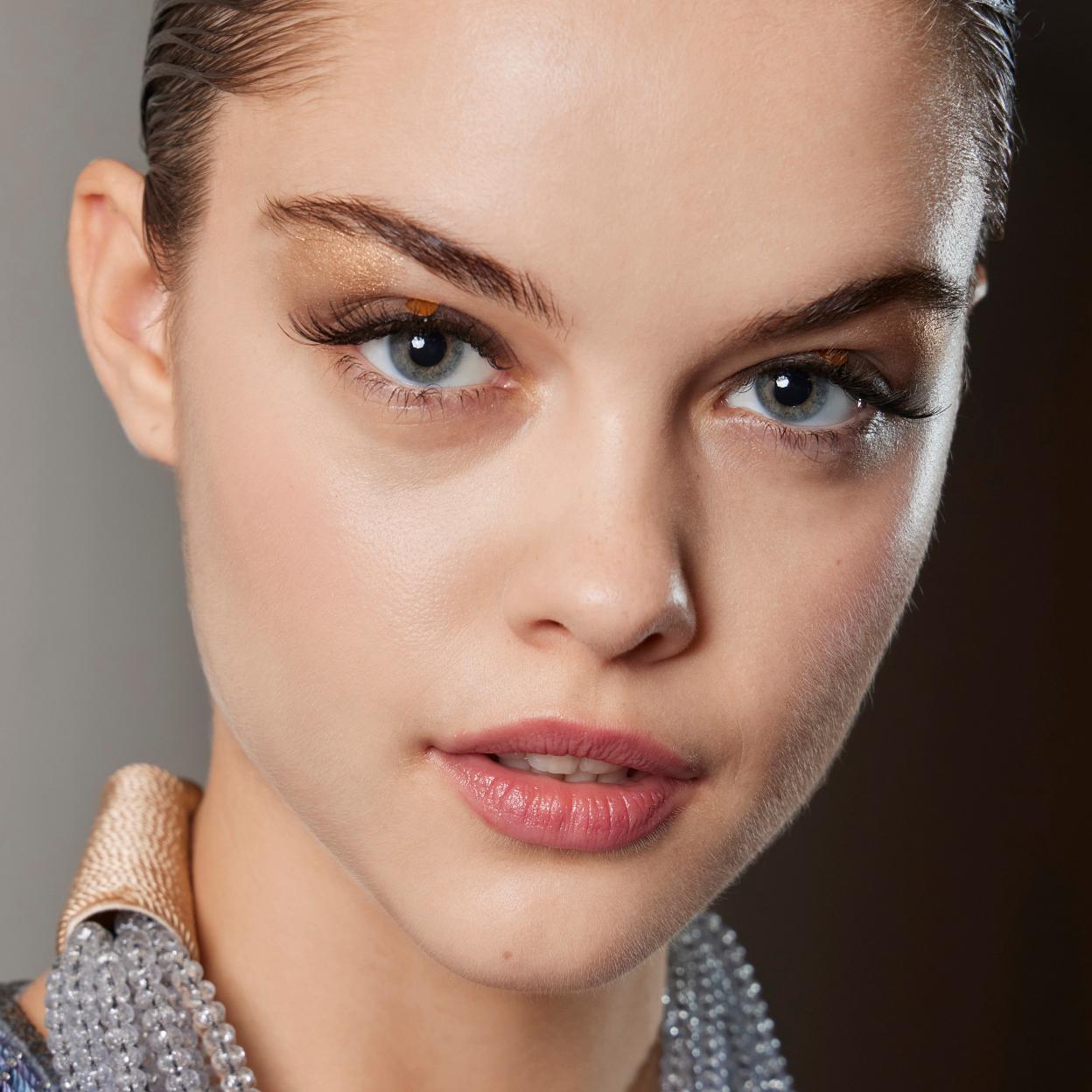 Una mmodelo con pestañas largas.