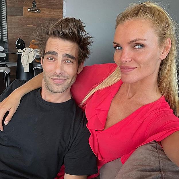 Esther Cañadas con su amigo y colega de profesión, Jon Kortajarena. 