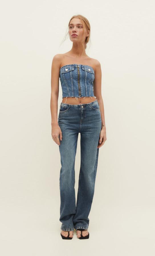 Y, ¿cuál es la versión sexy del look total denim? La que lleva este corpiño. Un top bustier que cuesta 22,99 euros y sieta de lujo con unos vaqueros rectos como estos que cuestan 29,99 euros.