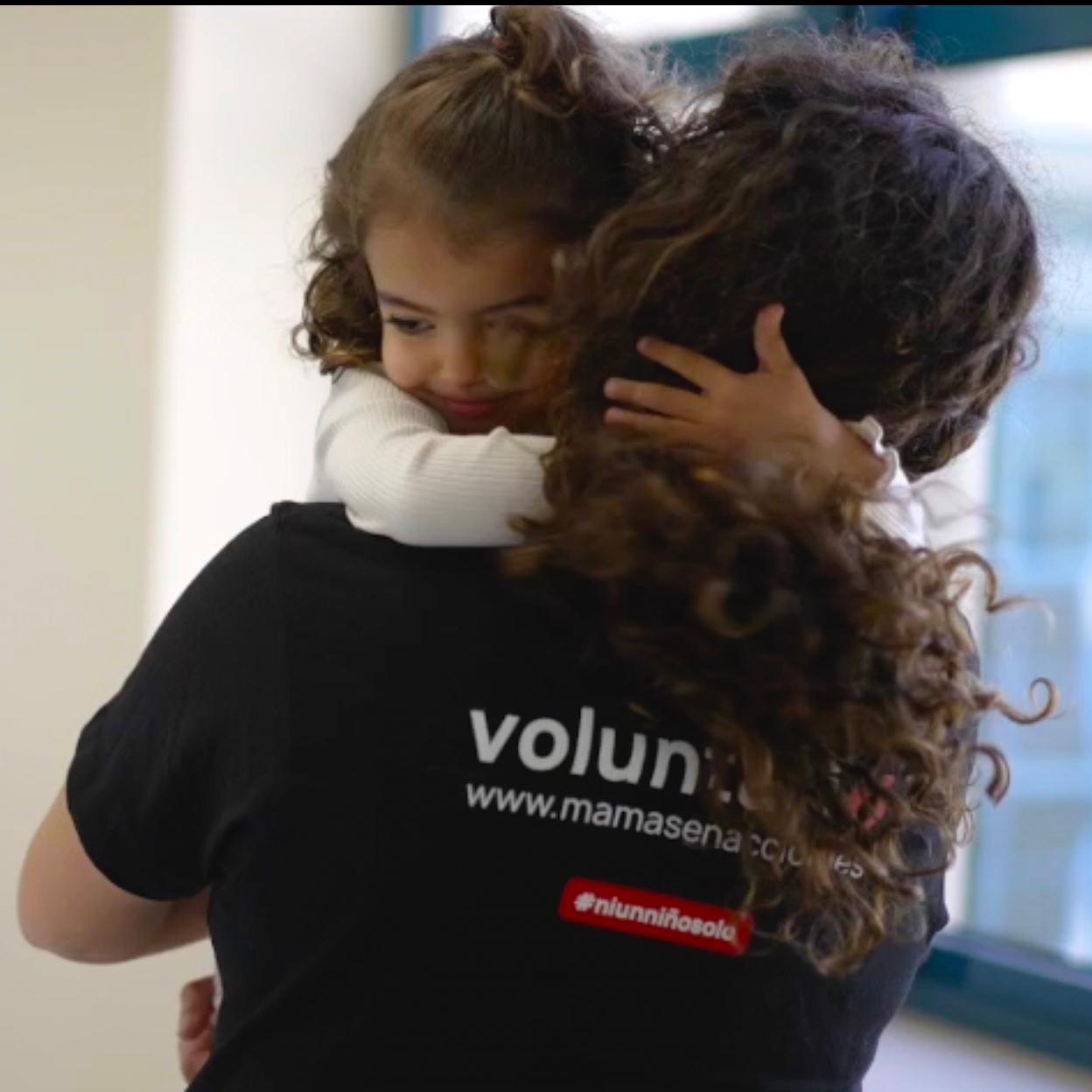 Una de las 3.000 voluntarias de Mamás en Acción que acompañan a niños hospitalizados.