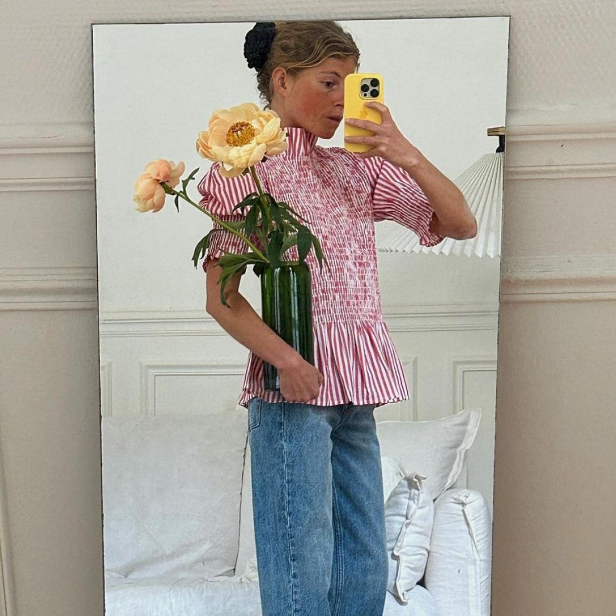 La influencer francesa Alice Pilate con una ramo de flores.