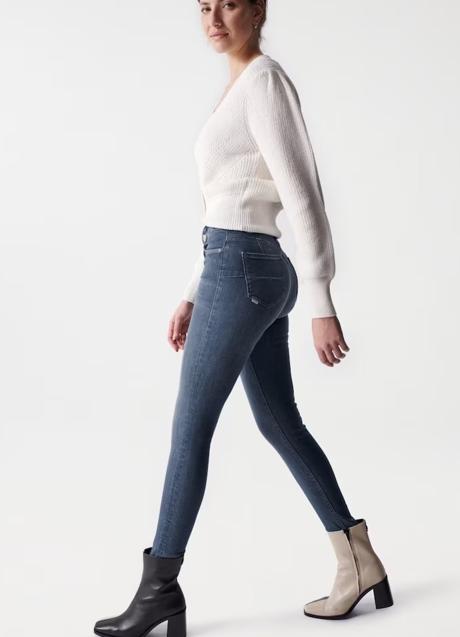 Imagen - Vaqueros pitillo con efecto push up de Salsa Jeans, 79,99 euros.