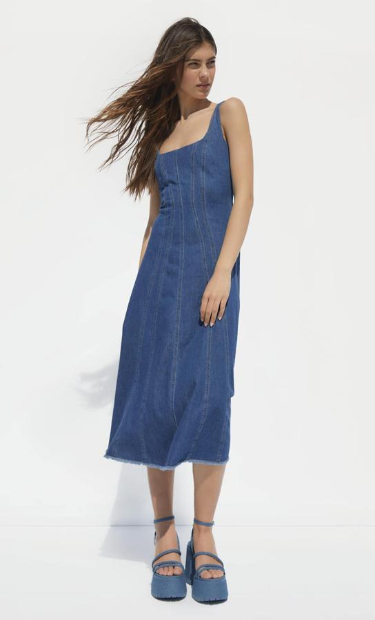 De las formas más fáciles para unirse a la tendencia denim es con un vestido. Y este midi, de tirantes y de corte fluido que cuesta 35,99 euros es perfecto. Las sandalias, por su parte, cuestan 35,99 euros.