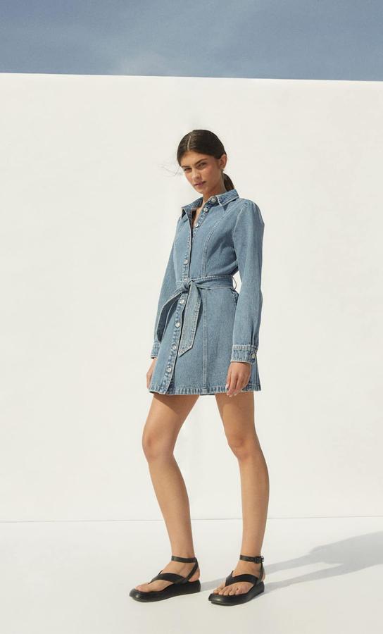 Este vestido camisero cuesta 35,99 euros, es de manga larga, tiene el cuello solapa, un cierre de botones frontal y un cinturón a juego.