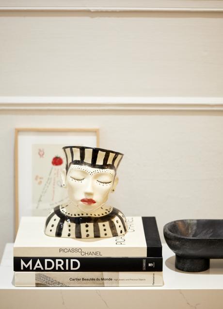 Imagen - El busto de la entrada del atelier de Jorge Redondo. / A. Rivera