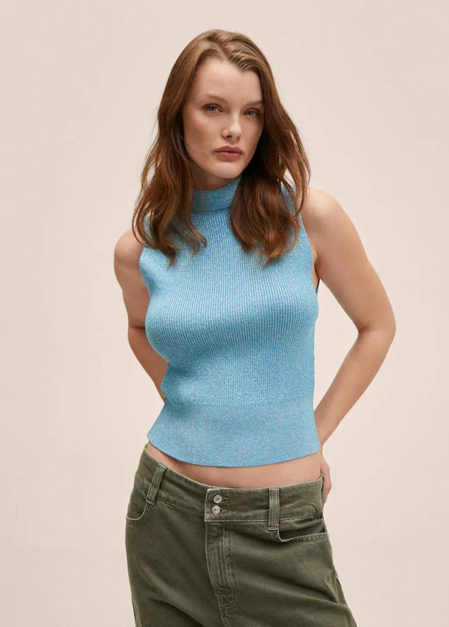 Camiseta de punto con cuello perkins, manga sisa y detalle de hilo brillante, tono azul claro. Su precio es de 16,99 euros.