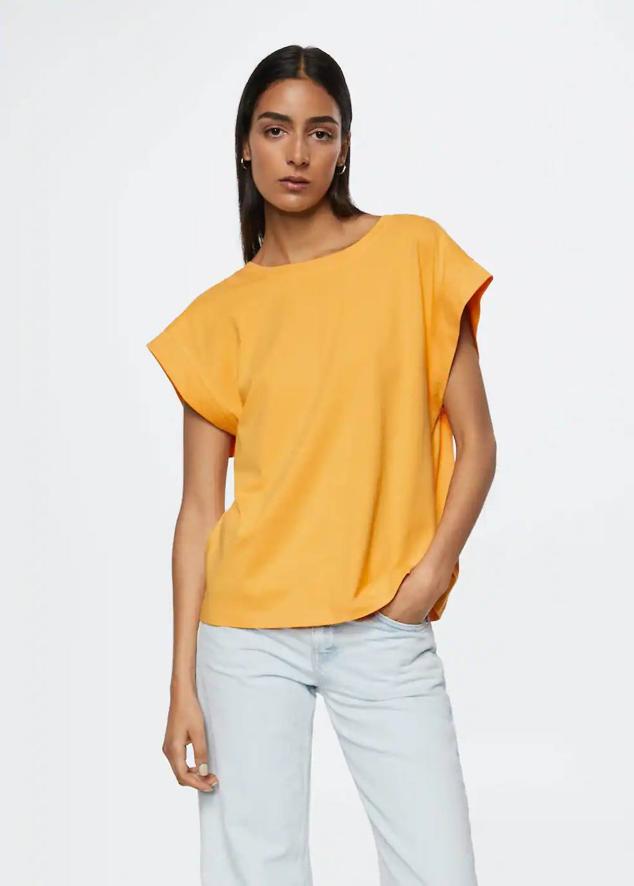 Camiseta relaxed fit con manga corta, cuello redondo y corte holgado, en naranja. Cómprala por 5,99 euros.