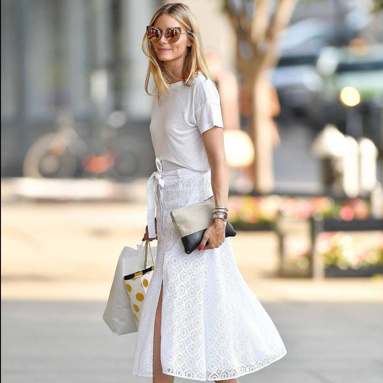 Olivia Palermo lleva un look con falda blanca bordada