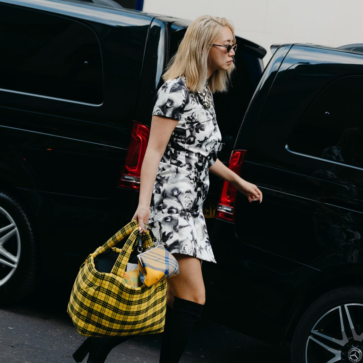 Un look de street style con vestido estampado.