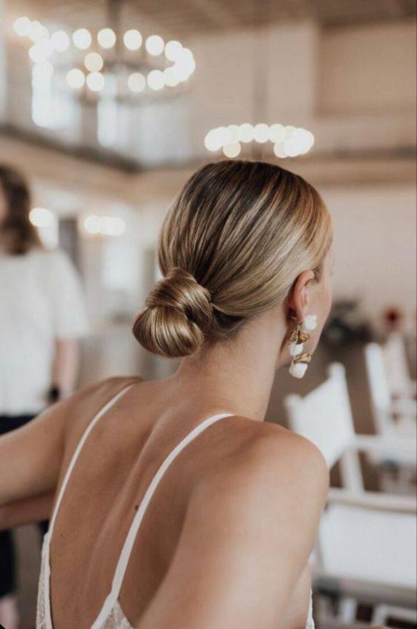 Es un peinado sofisticado a más no poder que llevarás en cualquier ocasión. Para realizarlo, cepilla el pelo entero hacia atrás (o dejando la raya en medio). Después, haz una  coleta baja  solo con la parte de arriba y deja suelta la sección de pelo más pegada a la nuca. Ata un moño con la cola, simplemente doblando el pelo y sujetando con gomilla. Por último, el mechón suelto sobrante lo enrollamos sobre la gomilla del moño y lo agarramos con horquillas. Puedes usar laca para fijarlo.