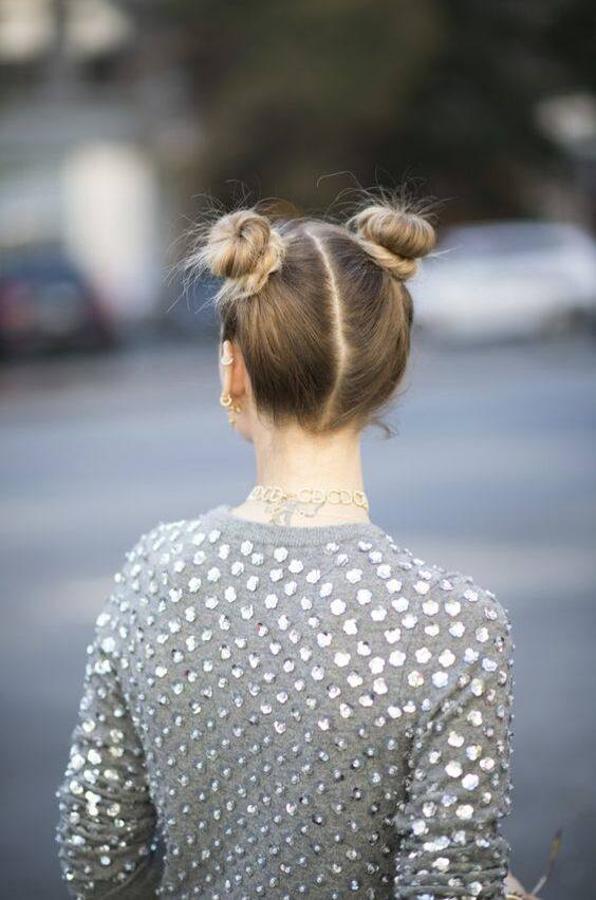 El peinado con dos moños de los dos mil ha vuelto con más fuerza que nunca para verano 2023, gracias a las tendencias Y2K. Es un look rejuvenecedor que arrasa en Tiktok, más conocido ahora como space buns. Lo puedes enrollando dos coletas altas sobre si mismas con gomillas. El acabado puede quedar messy o tirante y también está la opción de dejar los mechones delanteros suelto o decorar los moños con scrunchies, pinzas de mariposa, lazos, palillos chinos o cualquier otro accesorio de pelo.